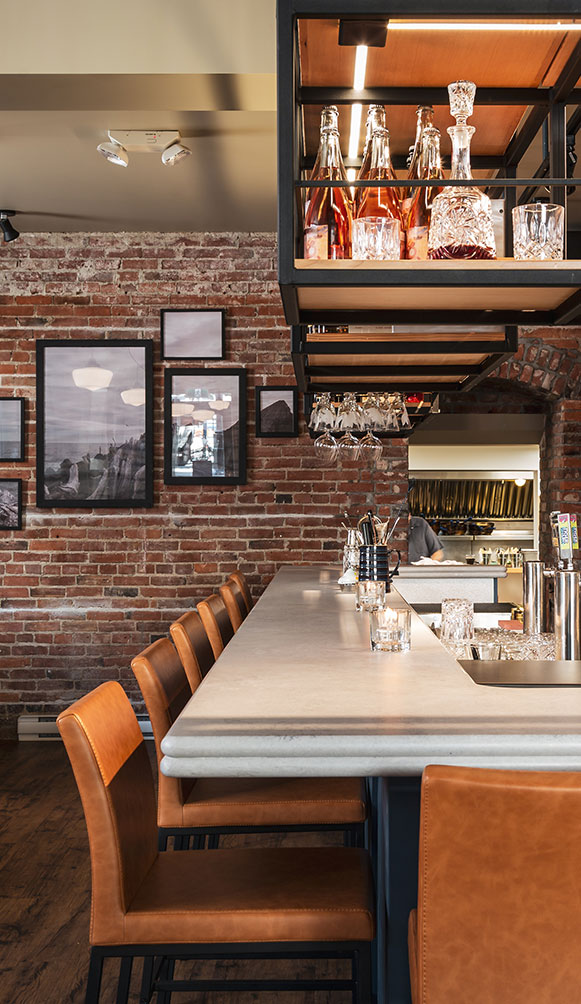 Wrap-around bar made of wood and marble with a steel canopy